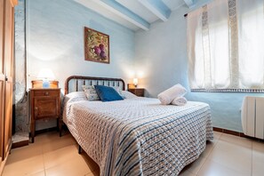 4 habitaciones, tabla de planchar con plancha, wifi y ropa de cama