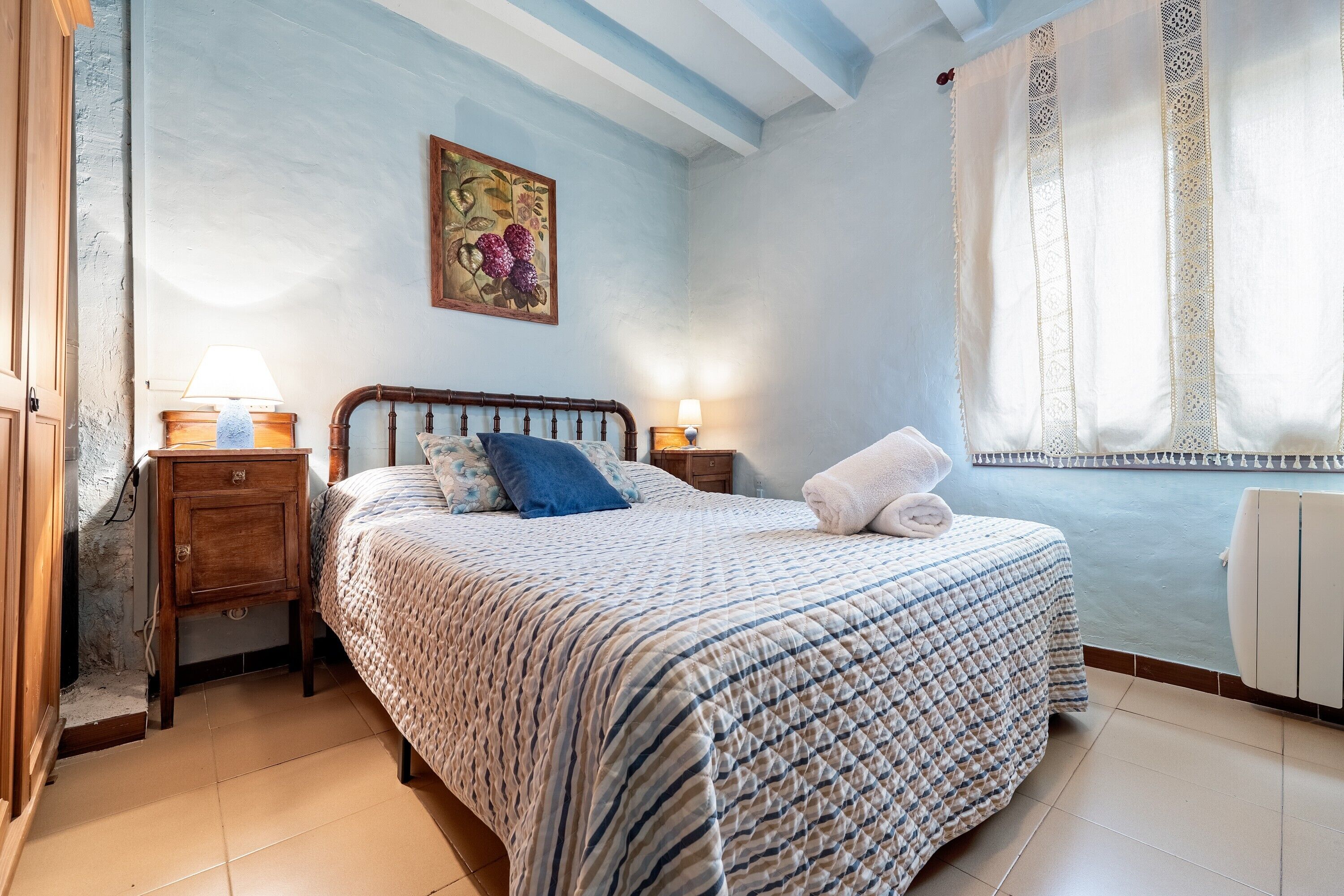 4 bedrooms, iron/ironing board, WiFi, bed sheets