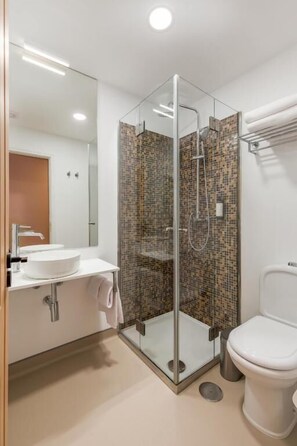 Dusch, hårtork, handdukar och tvål