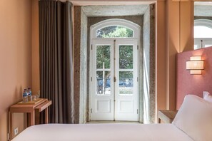 Desk, laptop workspace, iron/ironing board, free WiFi - Hotel Margarida da Praça (Viana do Castelo)