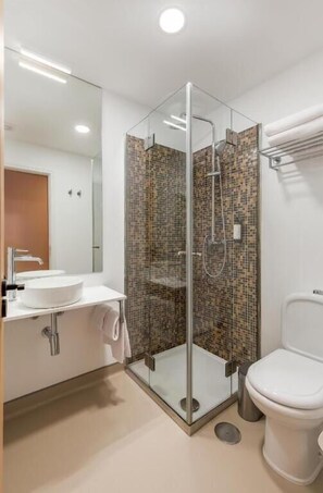 Douche, sèche-cheveux, serviettes fournies, savon