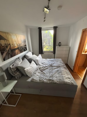 1 habitación, escritorio, tabla de planchar con plancha y wifi 