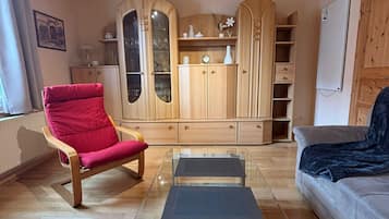 Fernseher, Tischtennisplatte, Stereoanlage