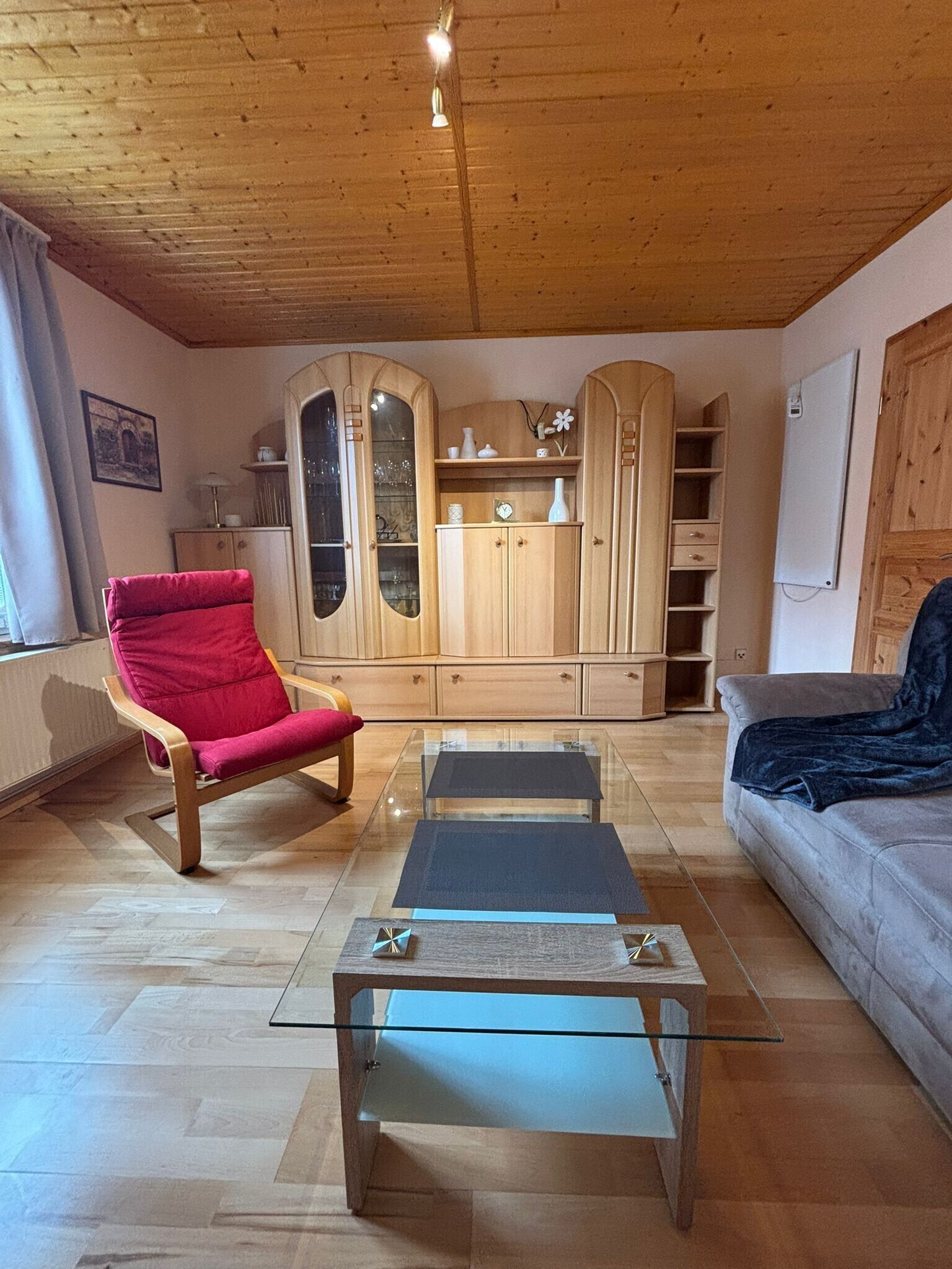 Fernseher, Tischtennisplatte, Stereoanlage