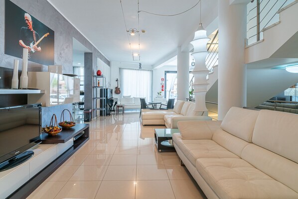 TV - Room 'Nick Mason - Quadrupla Superior' with Shared Garden, Wi-Fi and Air Conditioning (Marzamemi-Pachino)