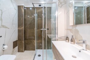 Suihku, hiustenkuivaaja, pyyhkeet