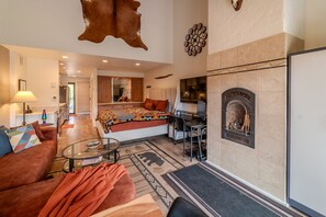 Free WiFi, bed sheets - Beer Money, Champagne View | AC, Pool, Hot Tub, Golf & Ski (Durango)