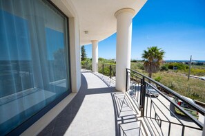 Property grounds - Room 'Sorrow - Matrimoniale Con Balcone' with Shared Garden, Wi-Fi and Air Conditioning (Marzamemi-Pachino)