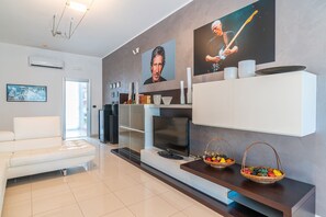 TV - Room 'Sorrow - Matrimoniale Con Balcone' with Shared Garden, Wi-Fi and Air Conditioning (Marzamemi-Pachino)