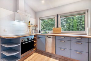 Réfrigérateur, un four, surface de cuisson, lave-vaisselle