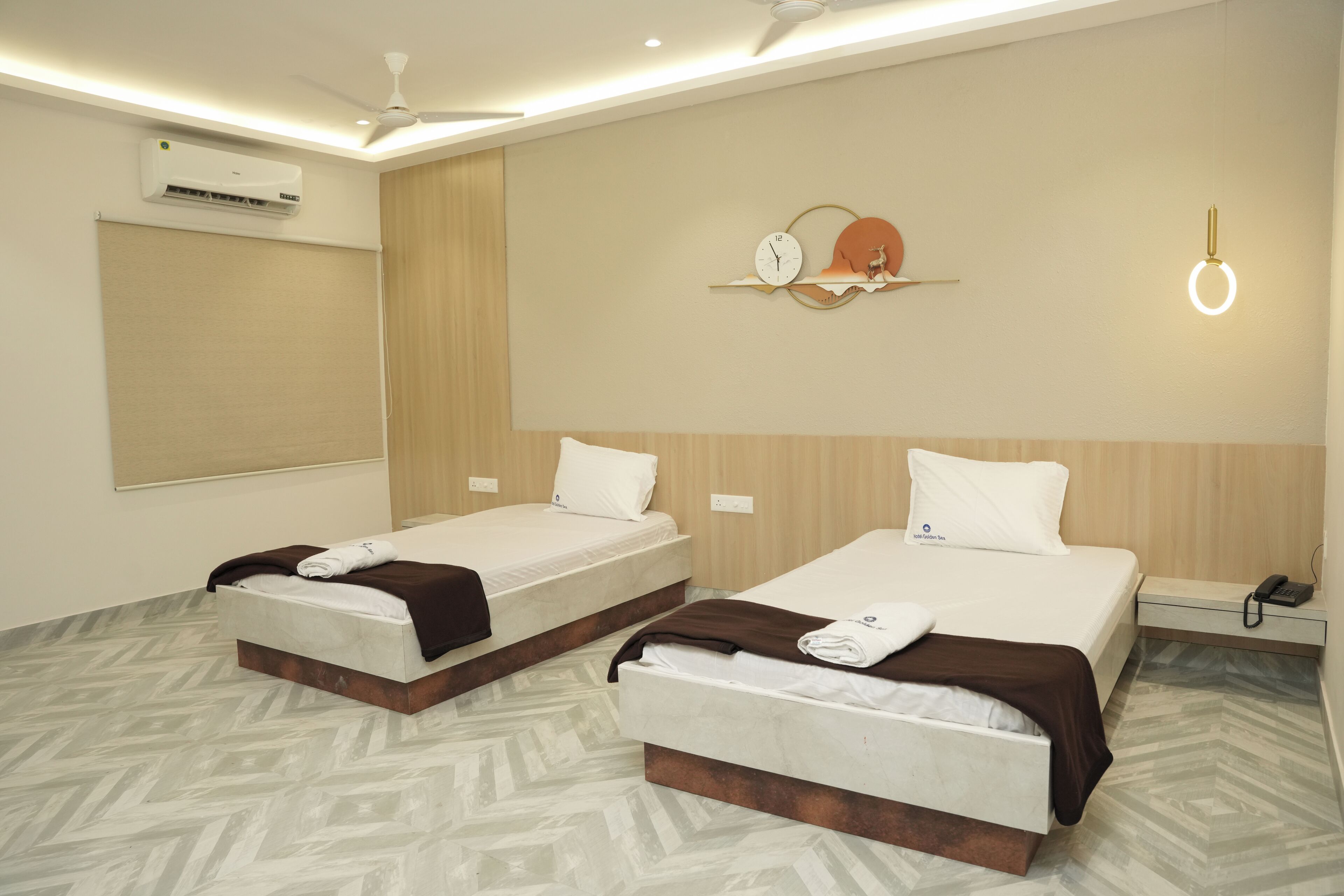 Escritorio y espacio para trabajar con laptop 