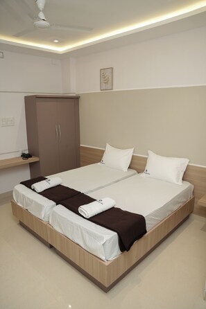 Desk, laptop workspace, iron/ironing board, free WiFi