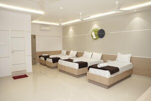 Escritorio y espacio para trabajar con laptop