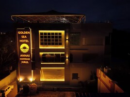 Un edificio con un letrero que indica el Hotel Golden Sea y el Salón de Bodas Annai.
