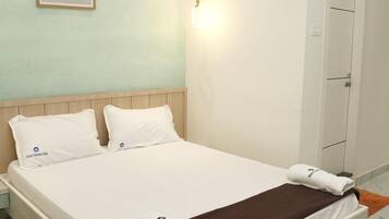 Kamar Double Deluks | Meja kerja, ruang kerja ramah laptop, dan setrika/meja setrika