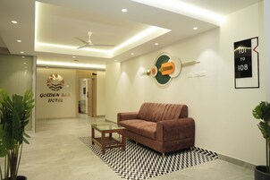 Escritorio y espacio para trabajar con laptop