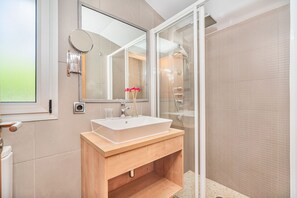 Dusche, Haartrockner, Handtücher