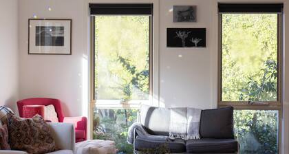 A calm and comfortable Ballarat stay in a quiet neighbourhood, just minutes from the CBD, Lake Wendouree and local cafes. Ideal for couples, work trips or relaxed getaways.