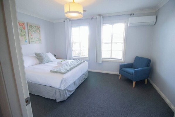 Room - Welcome to your cozy Ballarat home! This one-bed townhouse is cute, comfy, and close to everything. (Ballarat Central)