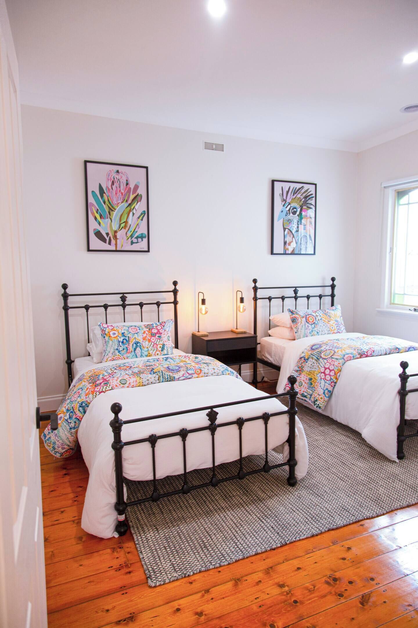 3 habitaciones, tabla de planchar con plancha y cuna de viaje 