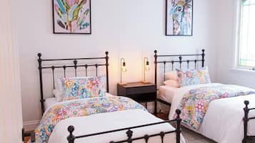 3 habitaciones, tabla de planchar con plancha y cuna de viaje