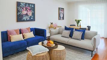 Televisión, chimenea y oficina