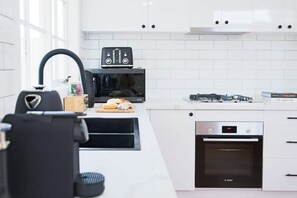 Kylskåp, mikrovågsugn, ugn och spishäll