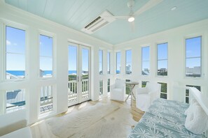 4 makuuhuonetta, silitysrauta/-lauta, ilmainen Wi-Fi, vuodevaatteet