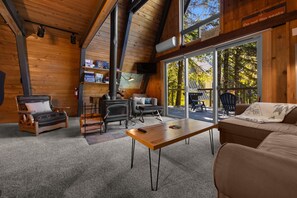 Télévision, cheminée, espaces bureaux