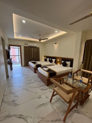 Bureau, espace de travail pour ordinateur portable, Wi-Fi gratuit