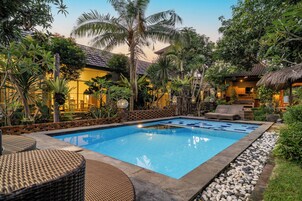 2 piscinas al aire libre, sombrillas, sillones reclinables de piscina