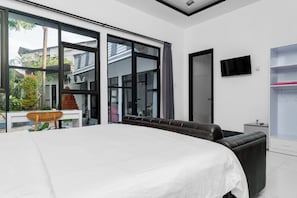 Phòng đôi Deluxe, quang cảnh hồ bơi | Bộ trải giường bằng vải cotton Ai Cập, bộ đồ giường cao cấp 
