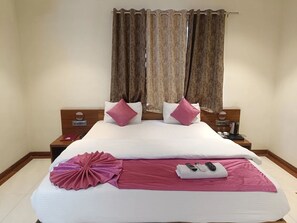 Executive Double Room | Desk, free WiFi