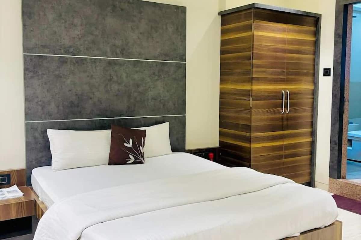 Deluxe Double Room, City View | Desk, free WiFi