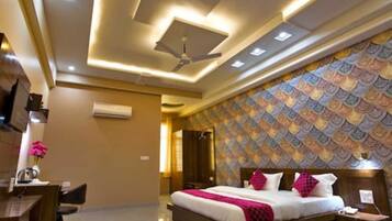 Habitació superior | Escriptori, llits addicionals, wifi gratuïta i roba de llit