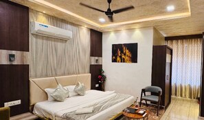 Desk, rollaway beds, free WiFi, bed sheets - Hotel Shree Palace & Restaurant (Ratlam)