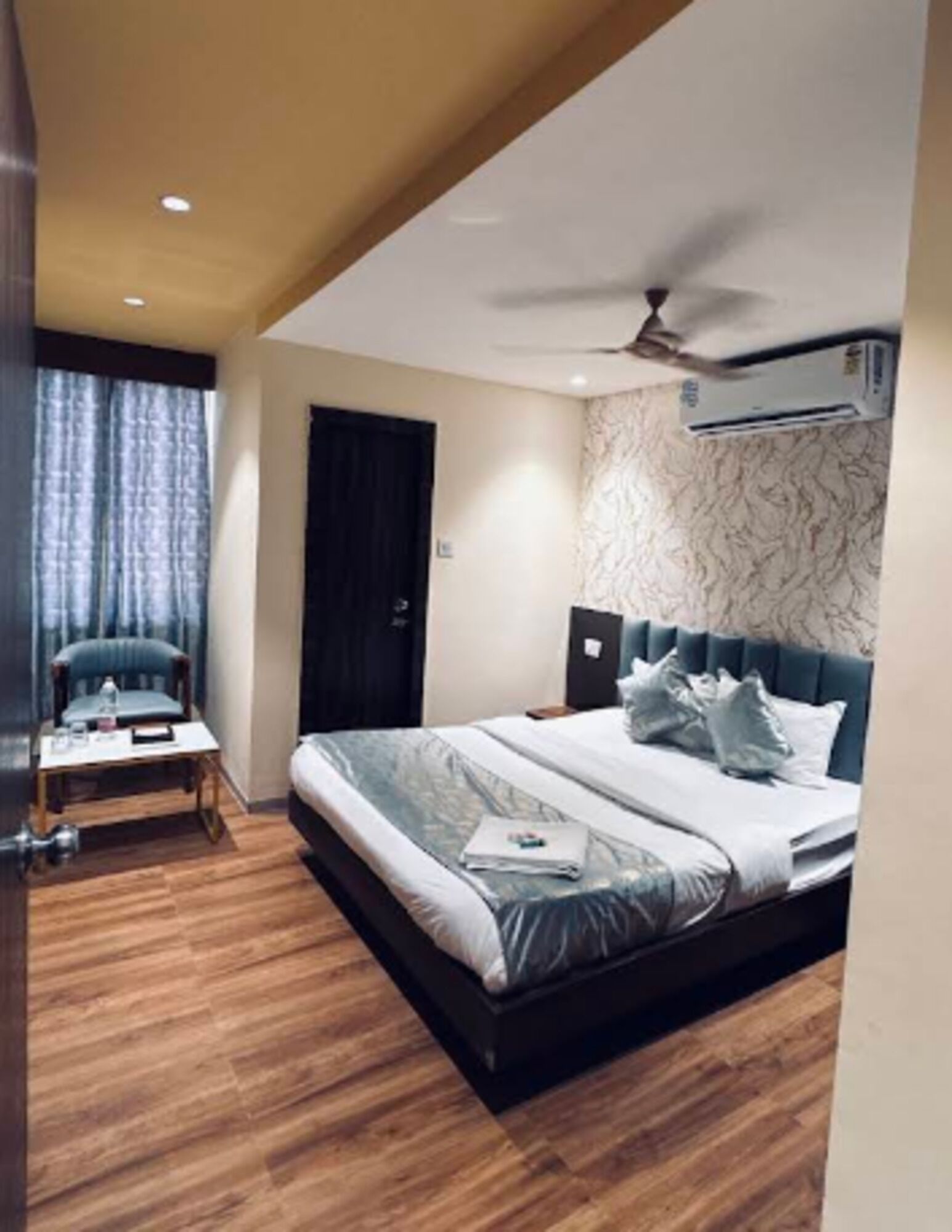 Habitación superior | Escritorio, camas extra, wifi gratis y ropa de cama 