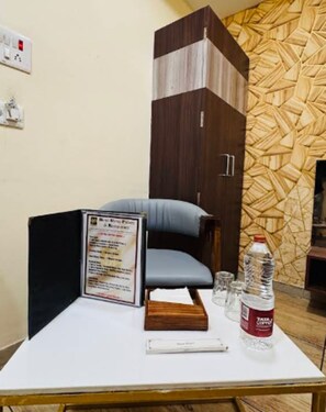 Escritorio, camas extra, wifi gratis y ropa de cama 