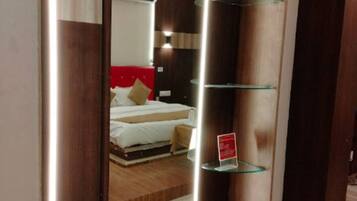 Deluxe Room | Desk, rollaway beds, free WiFi, bed sheets