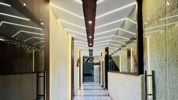 Un pasillo con suelo estampado, puertas de madera y una alfombra a rayas.