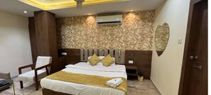 Deluxe Room | Desk, rollaway beds, free WiFi, bed sheets