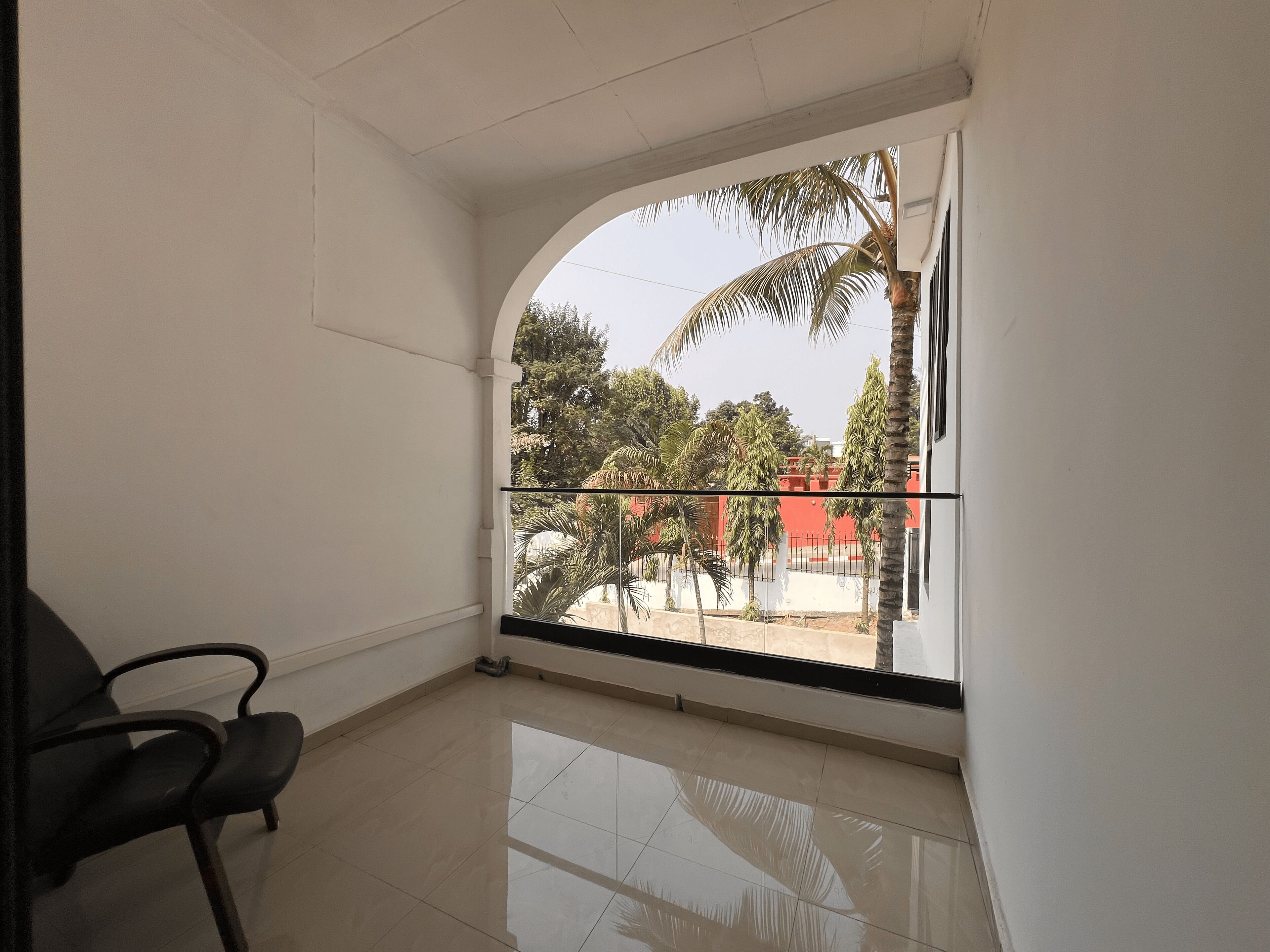 华丽双人房, 阳台 | 高档床上用品、办公桌、遮光窗帘、熨斗/熨板