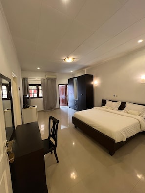Habitació doble Deluxe, balcó | Roba de llit d'alta qualitat, escriptori i cortines opaques