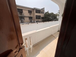 Habitació doble Deluxe, balcó | Roba de llit d'alta qualitat, escriptori i cortines opaques