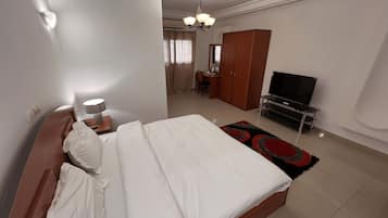 Habitación estándar doble, vistas al patio | Ropa de cama de alta calidad, escritorio, cortinas opacas