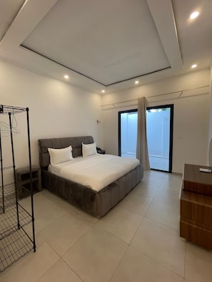 Elite-Zimmer | Hochwertige Bettwaren, Schreibtisch, Verdunkelungsvorhänge