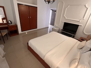 Habitació doble estàndard, vistes al pati | Roba de llit d'alta qualitat, escriptori i cortines opaques