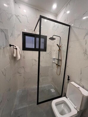 Chinelos, toalhas de banho, sabonete, shampoo