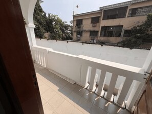 Habitació doble Deluxe, balcó | Roba de llit d'alta qualitat, escriptori i cortines opaques