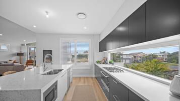 冰箱、微波炉、炉灶、洗碗机